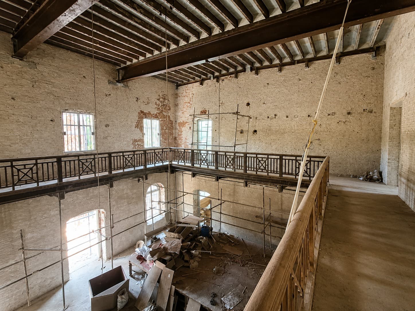 Upper balcony — mezzanine gallery and timber railing over the Great Hall